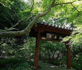 灵隐寺飞来峰是怎么来的 灵隐寺在飞来峰吗